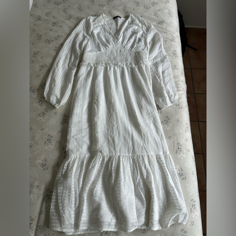 Doe & Rae white long sleeve maxi dress, it does not have a size tag.